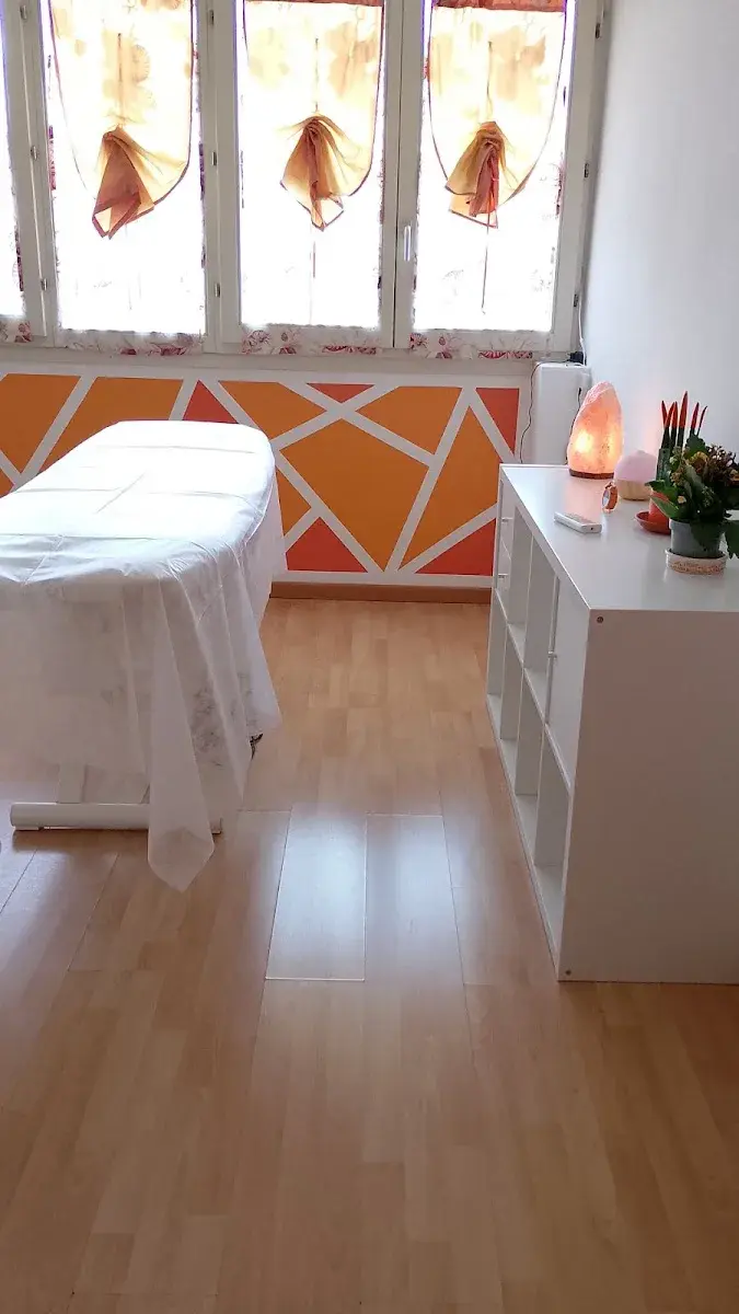 Lettino da massaggio accanto alla finestra dello Studio Kairos